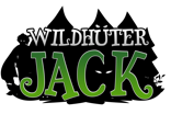 Logo Wildhüter Jack. Die Silhouette eines Walds. Man erkennt den Wildhüter links daneben stehend. Augen leuchten im Dickicht.